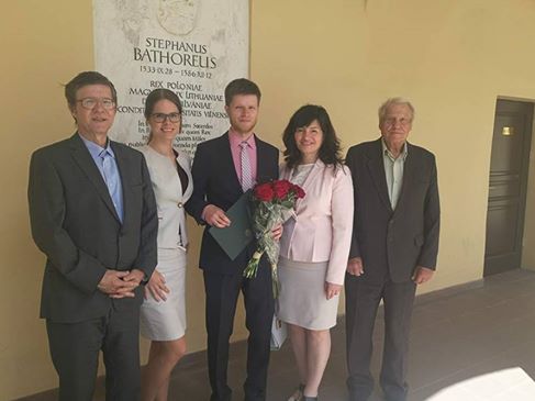 Marius gavo magistro diplomą.....jpg